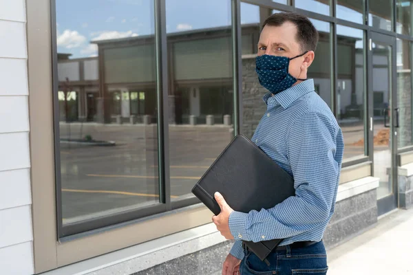 一个建筑工地上的建筑商一个戴防护棉面罩的英俊遗传学家. 图库图片