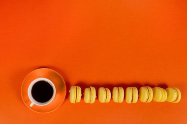 Turuncu arka planda kahve ve sarı kurabiyeler.