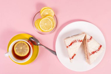 Limonlu çay ve gül arkaplanda kek.