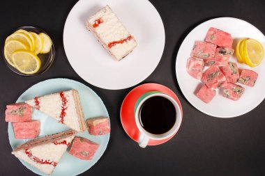 Koyu arkaplanda çay olan tatlı pastası.