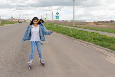 Parkta yuvarlanan mutlu kız.