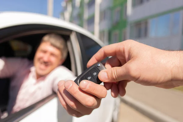 Remise Clé Nouvelle Voiture Homme Est Heureux — Photo