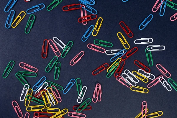 Veelkleurige Paperclips Een Blauwe Achtergrond — Stockfoto