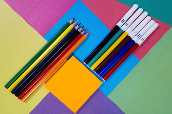 Les Crayons Les Fusées Éclairantes Sur Fond Multicolore — Photo