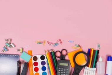 Gemideki kırtasiye malzemesi. Eğitimi kabul et. Okula geri dön.