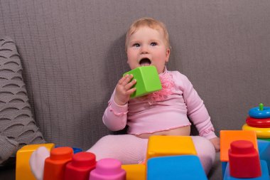 Çocuk bir yıla kadar küp şeklinde oynar, güler.