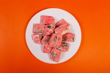 Doğulu tatlılar beyaz tabakta