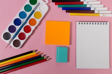 Gemideki kırtasiye malzemesi. Eğitimi kabul et. Okula geri dön.