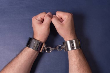 Erkeklerin elleri demir kelepçeli, kölelik