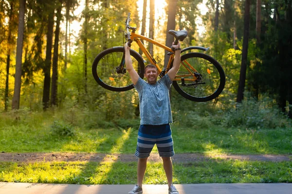 Homme Fort Sur Vélo Dans Parc — Photo