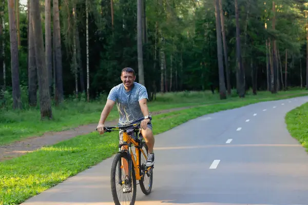 Homme Fort Sur Vélo Dans Parc — Photo