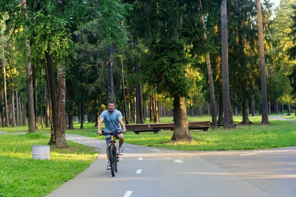 Homme Fort Sur Vélo Dans Parc — Photo