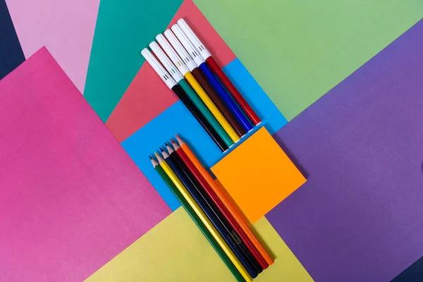 Les Crayons Les Fusées Éclairantes Sur Fond Multicolore — Photo