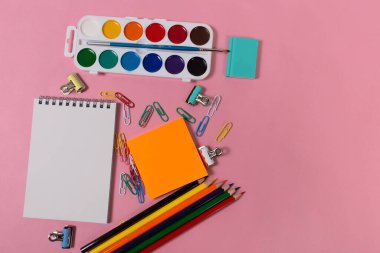 Okul malzemeleri pembe bir panoda. Okula geri dön..