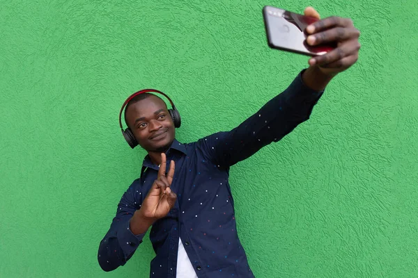 Mutlu Afrikalı Amerikalı Selfie Çekiyor — Stok fotoğraf