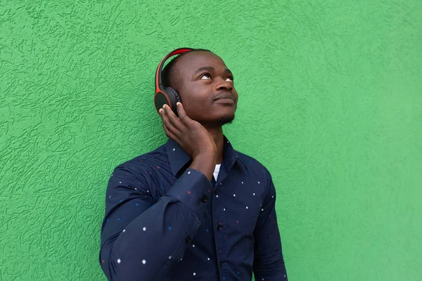 Gyönyörű Afro Amerikai Zenét Hallgat — Stock Fotó