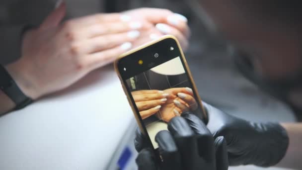 Конец маникюра, фотографирование ногтей на камеру телефона — стоковое видео