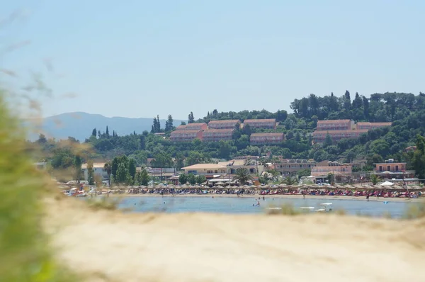 Yunanistan 'da sıcak bir yaz gününde kalabalık bir plaj