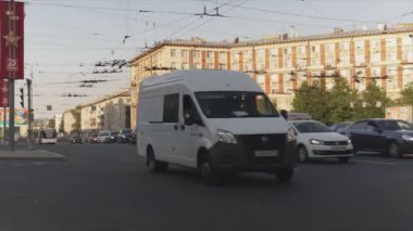 Kavşağı olan işlek bir meydanın zamanı. Görüntü St. Petersburg, Rusya 'da çekildi.