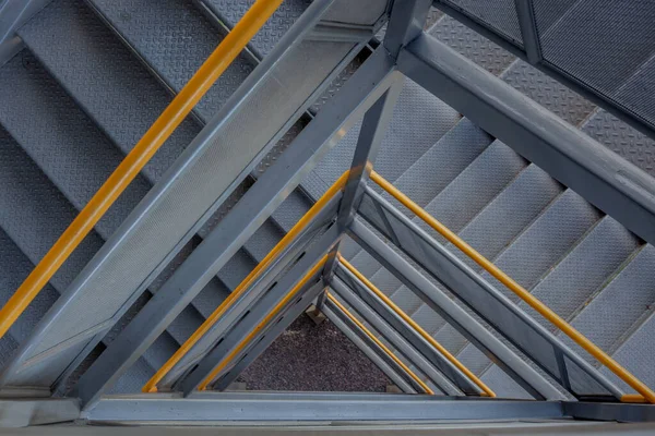 Симетричный Серый Треугольник Университете — стоковое фото