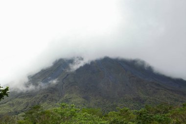 Ortadaki sisle kaplı bir dağ / volkan. 