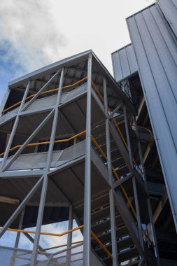 San Jose Üniversitesi 'nde gri, yüksek bir bina. 