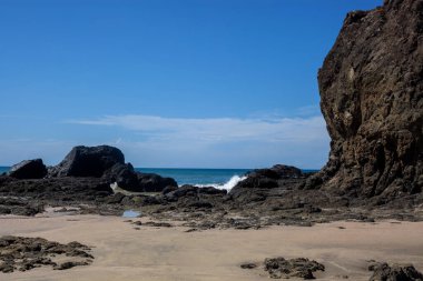 Kumsaldaki kumsalda siyah kayalar