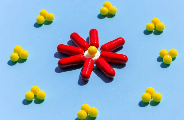 Les Capsules Rouges Les Pilules Jaunes Sont Doublées Une Fleur — Photo