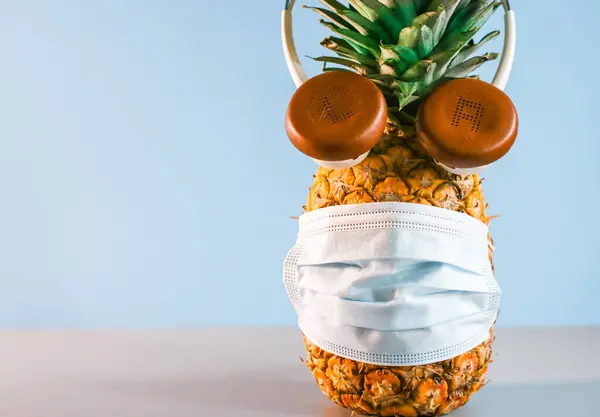 Ananas Mûr Créatif Dans Masque Médical Protection Écouteurs Concept Vacances — Photo