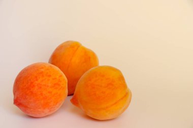 Hafif arka planda olgun taze şeftaliler. Kapat..