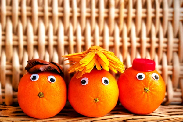 Una Familia Alegre Tres Mandarinas Maduras Sombreros Sobre Fondo Borroso —  Fotos de Stock