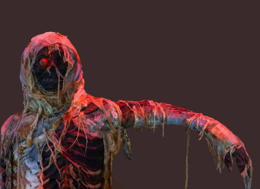 Karanlık bir arka planda izole edilmiş bir insan mumya. Cadılar Bayramı, dekorasyon ve korku konsepti.