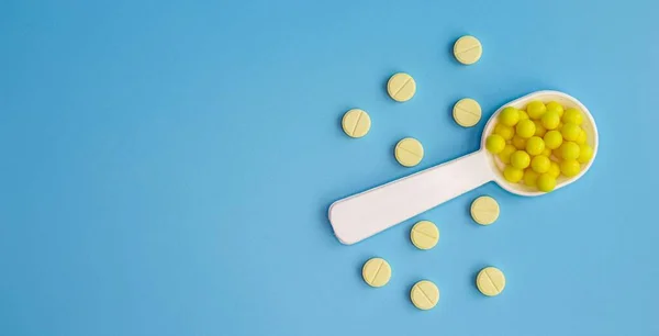 Uma Colher Doseada Cheia Vitamina Amarela Fundo Dos Comprimidos Espaço — Fotografia de Stock