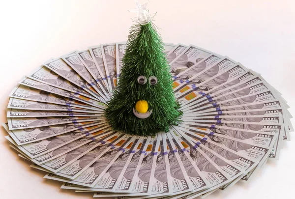 Spielzeug Weihnachtsbaum Auf Dem Hintergrund Von Hundert Dollar Scheinen Einem — Stockfoto