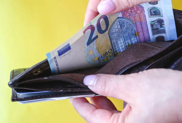 Cüzdanındaki son yirmi avroluk banknot, iflas konsepti. Kriz veya salgın hastalığın sonuçları