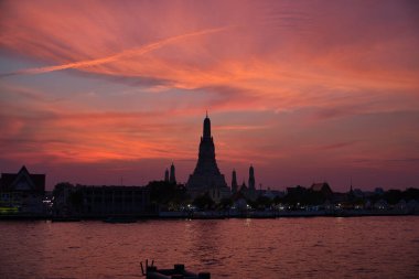 Siluet von Wat Arun bei Abendrot