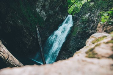 Bir dağ ormanında, vadideki bir şelalede