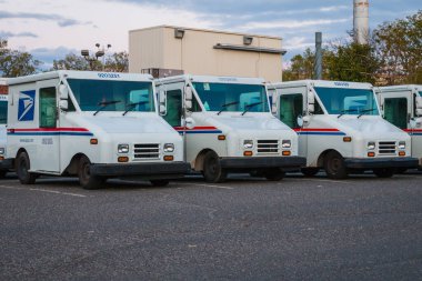 Parlin, NJ - 5 / 20: Postanenin önüne park edilmiş ABD Posta Hizmetleri minibüsleri