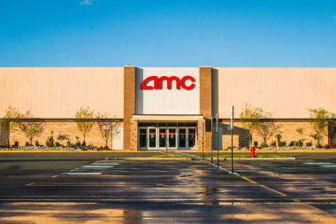 Doğu Brunswick, NJ - 5 / 20: 2020 güç sinemasından Covid-19 kapatılacak. New Jersey 'de bir AMC sinemasının önündeki boş bir otoparkın fotoğrafı..