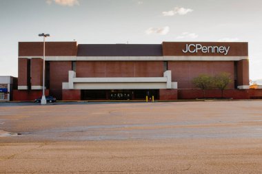 Doğu Brunswick, NJ - 5 / 20: 2020 kuvvet perakende satış mağazalarından Covid-19. New Jersey 'de bir JC Penny perakende mağazasının önündeki boş bir otoparkın resmi..