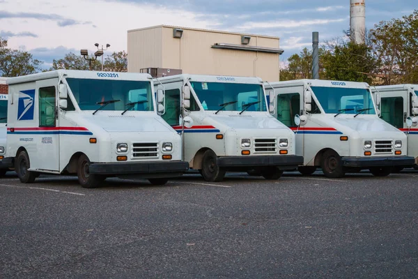 Parlin Postanenin Önüne Park Edilmiş Abd Posta Hizmetleri Minibüsleri - Stok İmaj