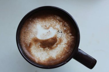 Köpüklü bir fincan kahve. Yukarıdan görüntüle