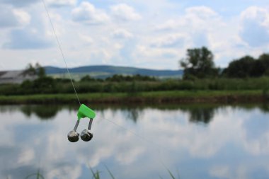 Bir balıkçının misinasında çan çalıyor.