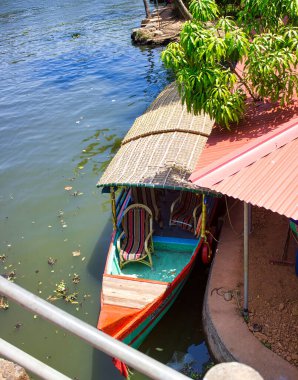 Kerala, Hindistan 'da Allepey adlı küçük bir kasabada turistler için iş yapmaya hazır küçük bir teknenin ariel görüntüsü.