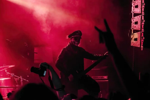 波兰克拉科夫 2014年9月20日 一位乔装打扮的艺术家在西方摇滚乐团的音乐会上演奏吉他 — 图库照片