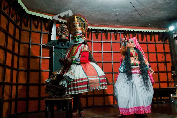 インド 高知2014年3月15日 カタカリ アーティストというインドの古典舞踊形式は ヨーロッパの観光客の前で数多くのジェスチャー技術と感情を通してインド神話の物語を語る — ストック写真