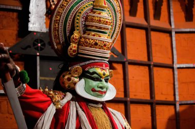 Kochi, Hindistan - 15 Mart 2014: Kathakali adlı bir Hint klasik dans formu, Avrupalı turistlerin önünde Hint mitolojik hikayelerini çeşitli jest teknikleri ve duygularla anlatıyor..