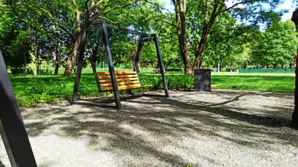 Vue d'une balançoire verte vide, gazouillis d'oiseaux en été à Cracovie, Pologne, Europe