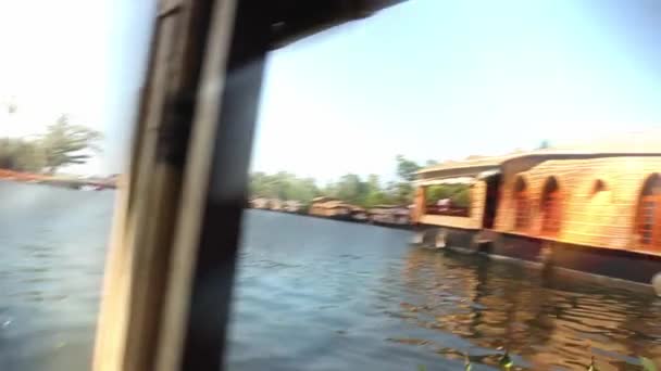 Barco Casa Passeio Gôndola Backwater Flutuando Juntos Uma Pequena Cidade — Vídeo de Stock