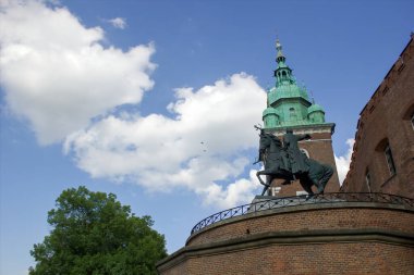 Güney Polonya, Orta Avrupa 'daki Krakow şehrinde bulunan mavi gökyüzüne karşı Wawel Kalesi' ndeki bir anıt.